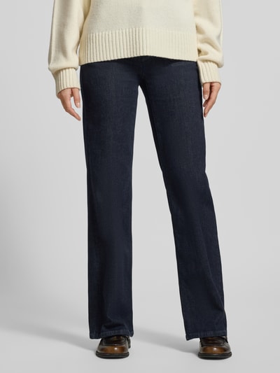 Vrouwenmodel draagt Wide Fit Jeans met steekzakken Modell 'Tess' van Cambio, katoenmix, donkerblauw, vooraanzicht, close-up benen.