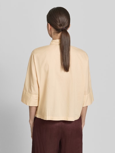 Frauenmodel trägt Boxy Fit Bluse mit 3/4-Arm von Emily Van den Bergh aus Reine Baumwolle, Hemdblusenkragen, Knopfleiste, Rückenlänge 55 cm, Ärmellänge 36 cm, Ganzkörperansicht Rückansicht.