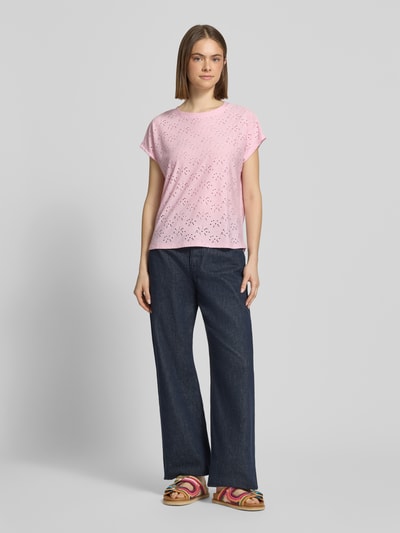 Frauenmodel trägt Relaxed Fit T-Shirt mit Ausbrenner-Effekt Modell 'SMILLA' von Only, Rosa, Rundhals, Kurzarm, Ganzkörperansicht von vorne.