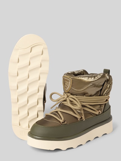 Produktfoto, Boots mit Label-Patch von Blauer USA, glänzend olivgrün, abgerundete Form, Schnürverschluss, Plateausohle, strukturierte Textur