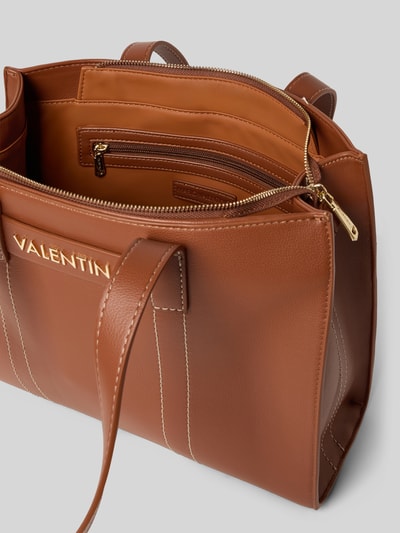 Produktfoto, Handtasche in Leder-Optik Modell 'Aury' von VALENTINO BAGS, Hauptfach mit Reißverschluss, Logo-Detail, warmes Braun, fein genarbte Textur, leicht glänzend, Innenfach mit Reißverschlussfach, Schulterriemen, Maße 35x27x13 cm, Länge Schulterriemen 136 cm.