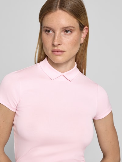 Frauenmodel trägt Slim Fit T-Shirt mit hochschließendem Polokragen von Marc Cain, Rosa, Baumwoll-Elasthan-Mix, 1/2-Arm, Nahaufnahme Oberkörper. Rückenlänge bei Größe 36: 59 cm.