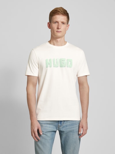 HUGO T-shirt z nadrukiem z logo model ‘Daqerio’ Złamany biały 4