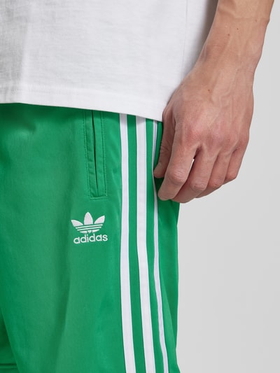 adidas Originals Szorty o kroju regular fit z kieszeniami zapinanymi na zamek błyskawiczny model ‘FBIRD’ Limonkowy 3