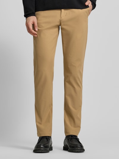 Mannenmodel draagt Straight Leg Broek uit ademend materiaal Model 'Denton' van Tommy Hilfiger, effen look, steekzakken, knoop- en ritssluiting, logoprint. Ganzkörperansicht van voren.