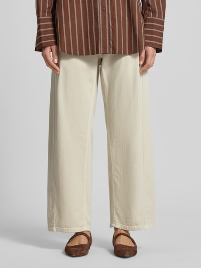 Frauenmodel trägt Wide Leg Jeans im 5-Pocket-Design Modell 'ORIA' von Cambio aus Baumwoll-Mix mit Stretch-Anteil, verkürzte Passform, Nahaufnahme Unterkörper.
