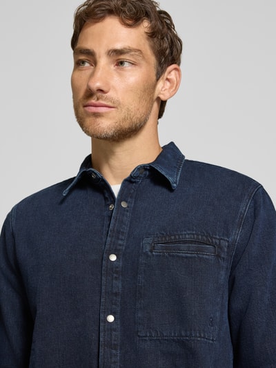 Männermodel trägt donkerblauw regular fit vrijetijdsoverhemd van katoen model 'WELT' van ARMEDANGELS, Heren, Nahaufnahme Oberkörper