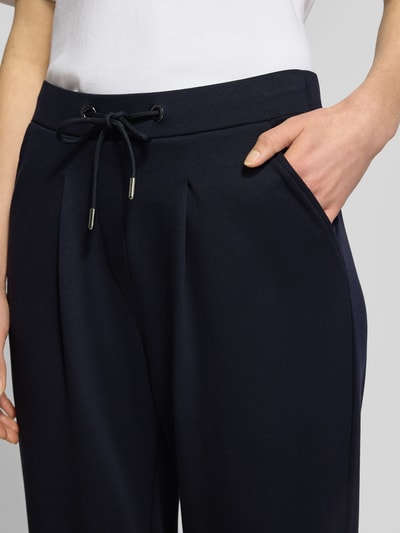 Frauenmodel trägt Jogpants mit elastischem Bund und Tunnelzug von monari im Material-Mix mit Viskose-Anteil, Regular-Fit, Eingrifftaschen, Nahaufnahme Oberkörper.