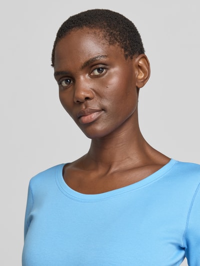 Frauenmodel trägt T-Shirt mit Rundhalsausschnitt und 1/2-Arm von Marc Cain in Hellblau, Baumwoll-Elasthan-Mix, Slim Fit, Nahaufnahme Oberkörper.