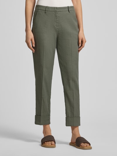 Frauenmodel trägt Leinenhose mit Baumwoll-Anteil von Cambio in Khaki, Straight Fit, verkürzt, Gürtelschlaufen, Knopf-Reißverschluss, Eingriff- und Gesäßtasche, umgeschlagene Beinabschlüsse, Ganzkörperansicht von vorne.