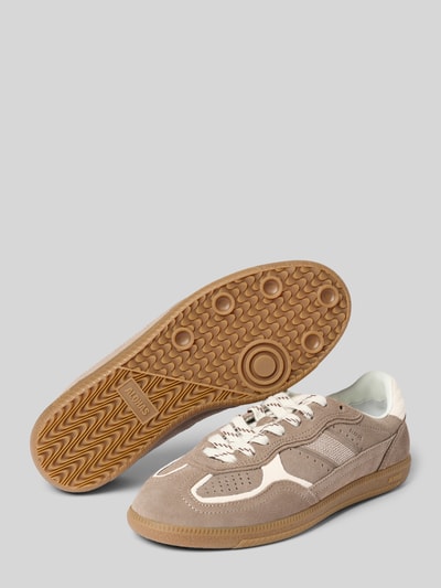 Produktfoto, Sneaker mit Label-Prägung von ALOHAS in Beige mit weißen Kontrastpartien, strukturierter Gummisohle, abgerundete Form, Schnürverschluss, Kontext: Damen Sneaker, Absatzhöhe 2 cm, Schafthöhe 7 cm, Schaftweite 8 cm