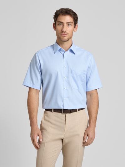 Männermodel trägt Comfort Fit Business-Hemd aus Baumwolle mit Kentkragen von ETERNA, hellblau, mit Knopfleiste, Brusttasche, 1/2-Arm, Ganzkörperansicht von vorne, Rückenlänge bei Größe 40: 80 cm, Schulterbreite 45 cm, Ärmellänge 30 cm.