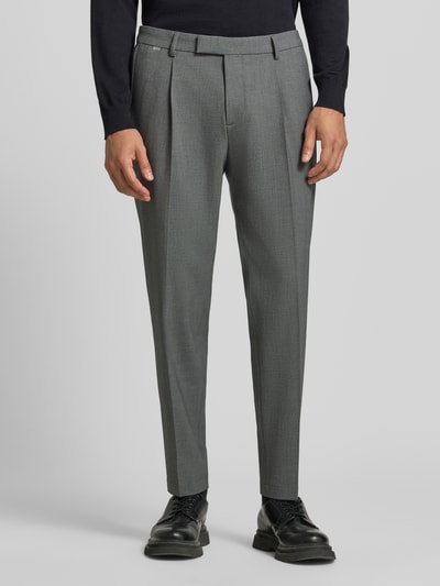 Männermodel trägt Straight Fit Hose mit Viskose-Anteil Modell 'Salto' von CINQUE, grauer Farbton, Bundfalten, Ganzkörperansicht von vorne, elastischer Material-Mix, Gesäßtaschen, Haken- und Reißverschluss, Bundweite 47 cm, Innenbeinlänge 73 cm.