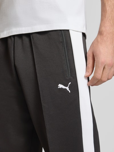 Männermodel trägt Straight Fit Sweatpants mit Logo-Stitching Modell 'Always On' von PUMA PERFORMANCE im Baumwoll-Mix, Nahaufnahme Oberschenkel.