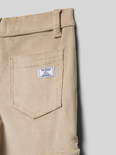 Produktfoto, Stoffhose mit Eingrifftaschen von Mango im Beige-Ton, Baumwoll-Elasthan-Mix, sichtbare Gesäßtasche mit Etikett, Nahaufnahme.