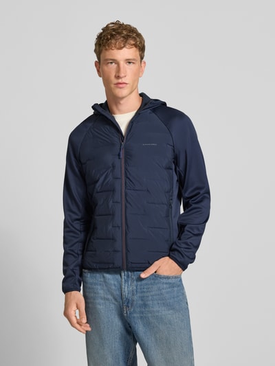 Mannenmodel draagt donkerblauwe Hybrid Jacke met Kapuze Modell 'PERFECT' van JACK & JONES, rechte fit, logo-print, vooraanzicht upper body.