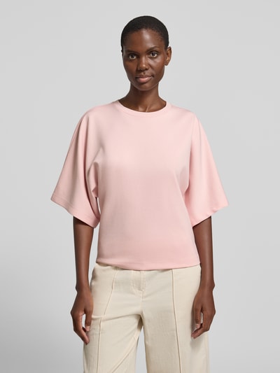 Frauenmodel trägt Sweatshirt mit 1/2-Arm Modell 'Gikko' von OPUS in Rosa, Material-Mix, gerader Schnitt, Nahaufnahme Oberkörper.