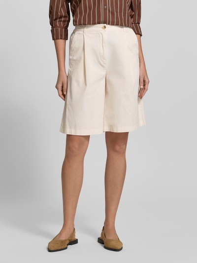 Frauenmodel trägt Bermudas mit Gesäßtasche Modell 'ROVENA' von Soyaconcept aus Baumwoll-Elasthan-Mix, Regular-Fit, in hellem Beige mit Knopf- und Reißverschluss, Bundweite bei Größe 36: 37 cm, Innenbeinlänge bei Größe 36: 26 cm, Nahaufnahme Oberkörper bis Knie, Vorderansicht.