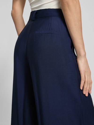 Frauenmodel trägt Wide Leg Stoffhose aus Viskose-Mix Modell 'FINJA' von GUIDO MARIA KRETSCHMER WOMAN, dunkles Blau, Ziertasche, Detailaufnahme Rückansicht.