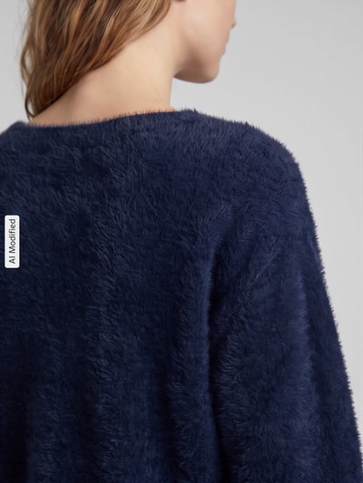 Männermodel trägt Regular Fit Pullover mit Viskose-Anteil von Garcia, dunkelblau, flauschige Struktur, Ganzkörperansicht Rückansicht, KI-modifiziertes Bild.