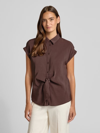 Vrouwenmodel draagt Bluse im kurzärmeligem Design van More & More in bruin, modalmix, getailleerde pasvorm, overhemdkraag, sierstrik, knoopsluiting, ruglengte maat 36 64 cm, frontale opname van het hele lichaam.