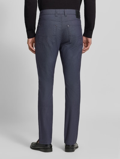 Männermodel trägt Straight Fit Hose aus Baumwoll-Mix Modell 'Yarn' von bugatti in Blau, 5-Pocket-Design, Ganzkörperansicht Rückansicht. Elastischer Bund, Knopf- und Reißverschluss, Bundweite 40 cm, Innenbeinlänge 81 cm, dezente Textur.