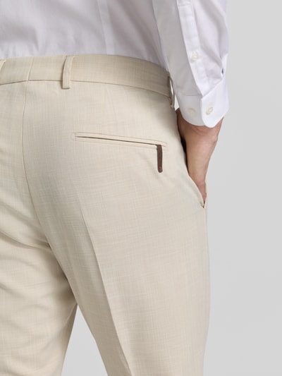 Männermodel trägt Hose mit Bügelfalten Modell 'Beppe' von CINQUE in Beige, glatte Textur, Slim Fit, Nahaufnahme Rückansicht, Material-Mix mit Viskose-Anteil