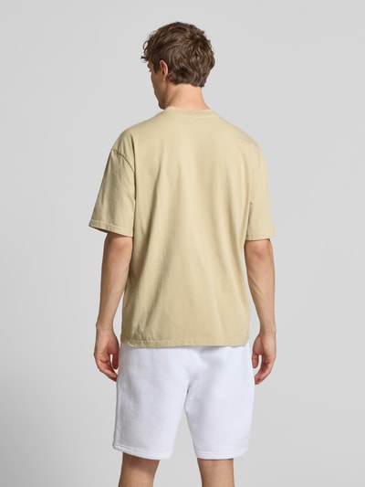Männermodel trägt Oversized T-Shirt mit Logo-Stitching von Pegador aus Reine Baumwolle, Oversized-Fit, Rundhalsausschnitt, Rückenlänge 73 cm, Ganzkörperansicht Rückansicht.