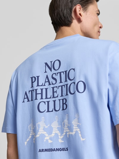 Männermodel trägt Relaxed Fit T-Shirt aus reiner Baumwolle Modell 'MAARKOS' von Armedangels in Optik: Unifarben mit Logo-Print, Label-Patch und Materialverarbeitung: Jersey, Nahaufnahme Oberkörper Rückansicht.