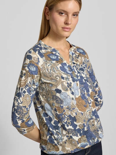 Frauenmodel trägt Regular Fit Bluse aus Viskose-Mix Modell 'Felicity' von Soyaconcept mit floraler Allover-Print, Halbarm, Tunika-Ausschnitt, Rückenlänge bei Größe S: 63 cm, Nahaufnahme Oberkörper.