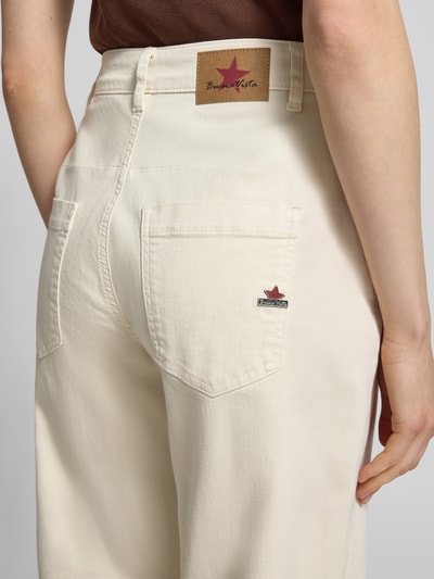 Frauenmodel trägt Barrel Jeans mit Eingrifftaschen und Gesäßtaschen von Buena Vista aus Baumwoll-Mix mit Stretch-Anteil, Nahaufnahme Rückansicht.