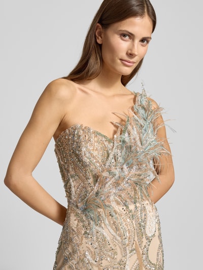Kobiece modelka nosi Sukienka wieczorowa z One-Shoulder-Träger i piórami od Luxuar, cekiny, perły, dopasowany krój, zbliżenie na górną część ciała.