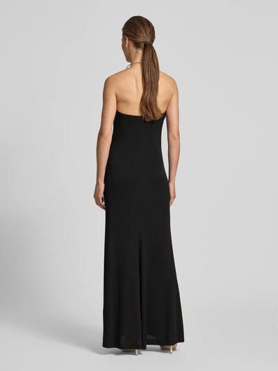 Frauenmodel trägt Abendkleid mit Neckholder in Ring-Optik von Rinascimento, Schwarz, Maxikleid, Material-Mix mit Stretch-Anteil, Körpernaher-Schnitt, V-Ausschnitt, Bindegürtel, Rückenlänge 123 cm, Brustweite 35 cm, Ganzkörperansicht Rückansicht.