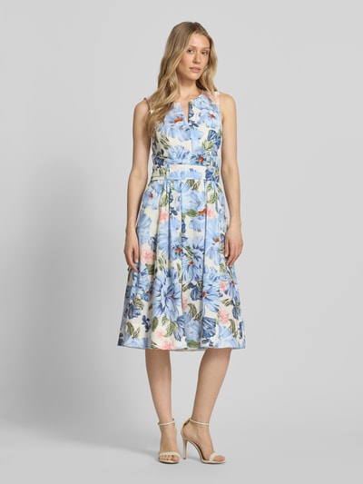 Frauenmodel trägt Midikleid mit floralem Allover-Print von Oui aus Reine Baumwolle, Taillierte Passform, Falten-Optik, Ärmelloses-Design, Ganzkörperansicht von vorne.