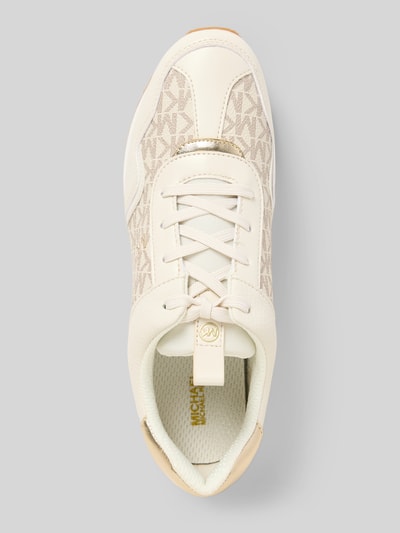 Produktfoto, Sneaker mit Logo-Applikation Modell 'Raina' von MICHAEL Michael Kors in Creme mit goldenen Details, strukturierte Sohle, runde Form, abgerundete Passform, Schnürverschluss, Absatzhöhe 3 cm, Schafthöhe 8 cm, Schaftweite 9 cm, Obermaterial mit markantem Logo-Muster.