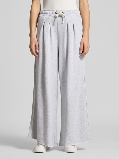 Frauenmodel trägt Wide Leg Sweatpants aus Baumwoll-Mix Modell 'C_ELENYX' von BOSS Orange, Optik: Unifarben, Sweat, Ganzkörperansicht von vorne.