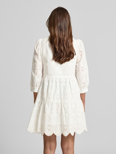 Frauenmodel trägt Knielanges Kleid mit Lochstickerei von Apricot in Weiß, Reine Baumwolle, A-Linie, 3/4-Arm, Ganzkörperansicht Rückansicht.
