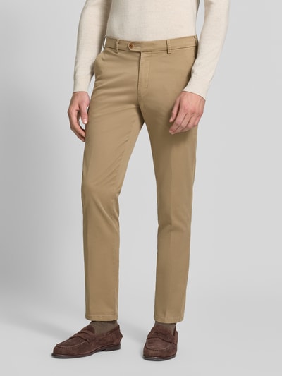 Männermodel trägt beige Regular Fit Chino aus Baumwoll-Mix Modell 'Lupus' von MMX, glatte Textur, Ganzkörperansicht von vorne, Herren Chino.