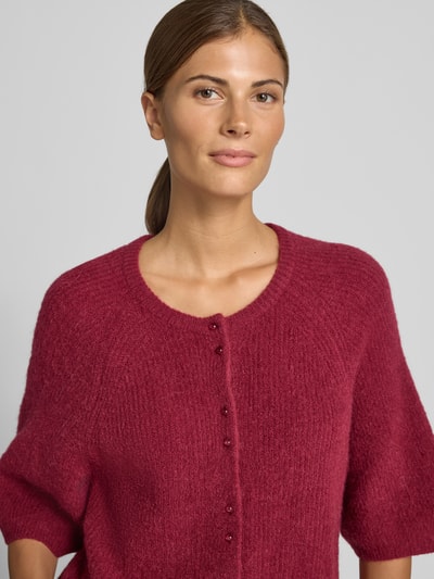Frauenmodel trägt Strickweste mit 1/2-Arm Modell 'Bondie Hope' von MSCH Copenhagen, Regular Fit, Woll-Mix, Rundhalsausschnitt, Nahaufnahme Oberkörper.