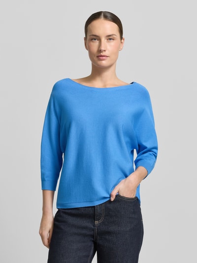 Frauenmodel trägt Relaxed Fit Pullover aus Viskose-Mix in Strick-Optik von comma, leuchtend blau, U-Boot-Ausschnitt, Nahaufnahme Oberkörper.