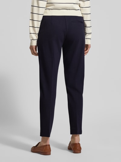 Frauenmodel trägt Stoffhose mit Gesäßtasche von Comma im Viskose-Mix mit Stretch-Anteil, lockerer Schnitt, Ganzkörperansicht Rückansicht.