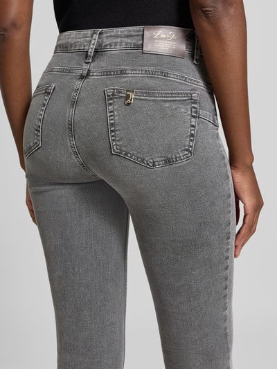 Vrouwenmodel draagt High Waist Jeans met Gesäßtaschen Model 'UP BEAT' van Liu Jo White, grijs, mix van katoen en elastaan, detailopname rug.
