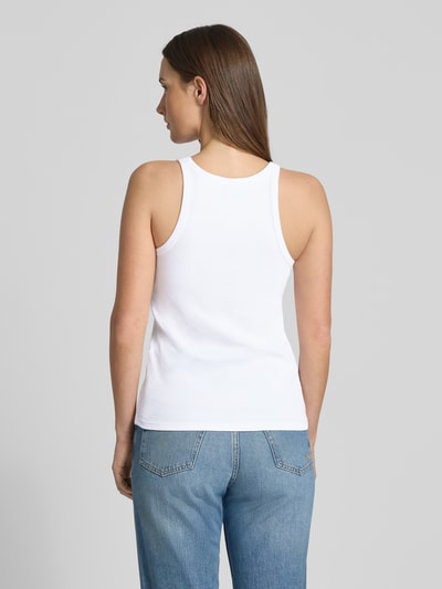 Modelka nosi Slim Fit Tank Top aus Baumwoll-Mix Modell 'C_EPETITE' od BOSS Orange, jednolity, ribb, szerokie ramiączka, widok całej sylwetki z tyłu.