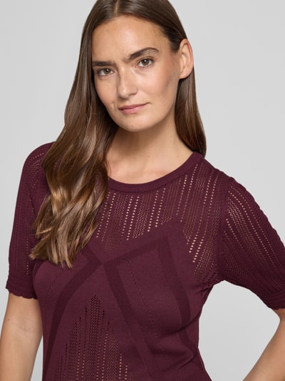 Frauenmodel trägt Regular Fit T-Shirt in Strick-Optik von Jake*s Collection aus Baumwoll-Modal-Mix, Halbarm, Rundhalsausschnitt, Nahaufnahme Oberkörper.