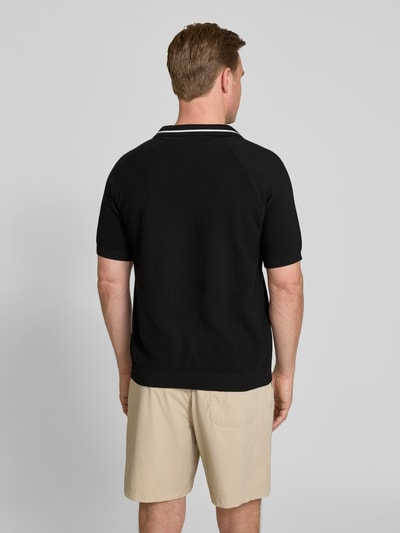 Männermodel trägt Regular Fit Poloshirt aus Strick von BOSS Green in Strickoptik, reine Baumwolle, Polokragen, Kurzarm, Ganzkörperansicht Rückansicht.