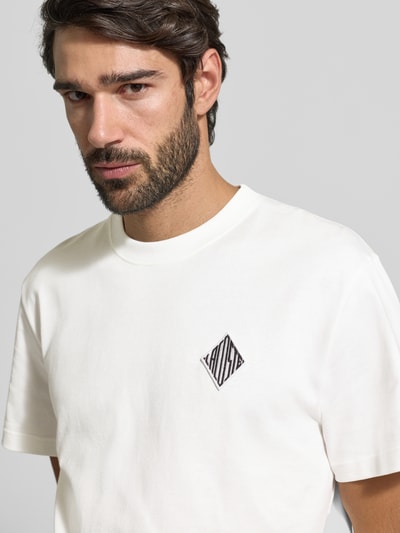 Männermodel draagt Regular Fit T-Shirt aus reiner Baumwolle Modell 'JERSEY LOURD' van Lacoste, wit, logo op de borst, Nahaufnahme Oberkörper.