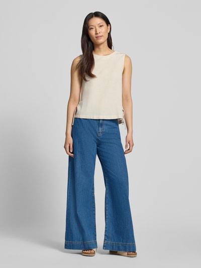 Frauenmodel trägt Wide Leg Jeans aus reiner Baumwolle Modell 'VEGA' von Weekend Max Mara in klassischem Blau, Damen Wide-Fit Jeans, Ganzkörperansicht von vorne.