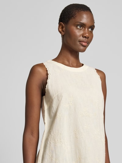 Frauenmodel trägt Minikleid aus Leinen-Mix mit Lochstickerei von Jake*s Casual, naturfarbene Stoffstruktur, Rundhalsausschnitt, Nahaufnahme Oberkörper. Rückenlänge bei Größe 36: 87 cm, Brustweite bei Größe 36: 45 cm, Straight Fit, Embroidery Design, rückseitiger Schlüsselloch-Ausschnitt, Leinen-Baumwoll-Anteil.