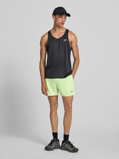 Männermodel trägt Tanktop mit Logo und Rundhalsausschnitt von New Balance, Regular-Fit, Rückenlänge 66 cm, Ganzkörperansicht von vorne.