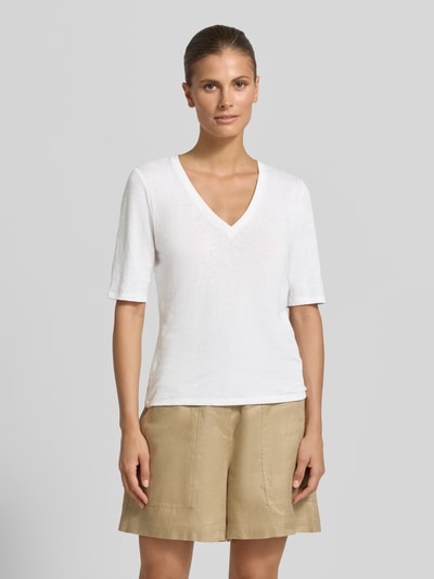 Frauenmodel trägt Regular Fit T-Shirt aus Leinen-Mix Modell 'OPZIONE' von Weekend Max Mara, weiß, V-Ausschnitt, Feinstrick, Ganzkörperansicht von vorne.